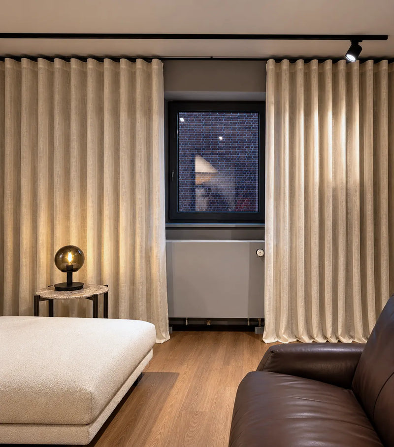Interstil Cubus.2 W – moderne quadratische Wellenvorhangschiene zur Deckenmontage