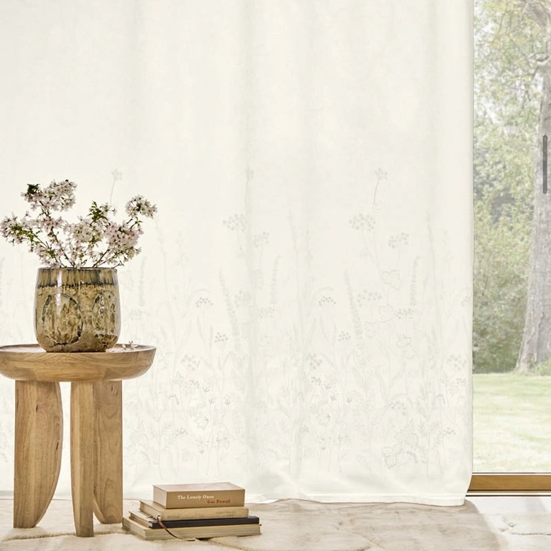 Azora - hochwertige transparente Gardine nach Maß mit floraler Stickerei, feiner Leinenoptik Blumensockel