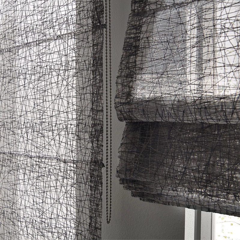 Elegantes halbtransparentes Raffrollo Flight – grafische Netzstruktur Design nach Maß