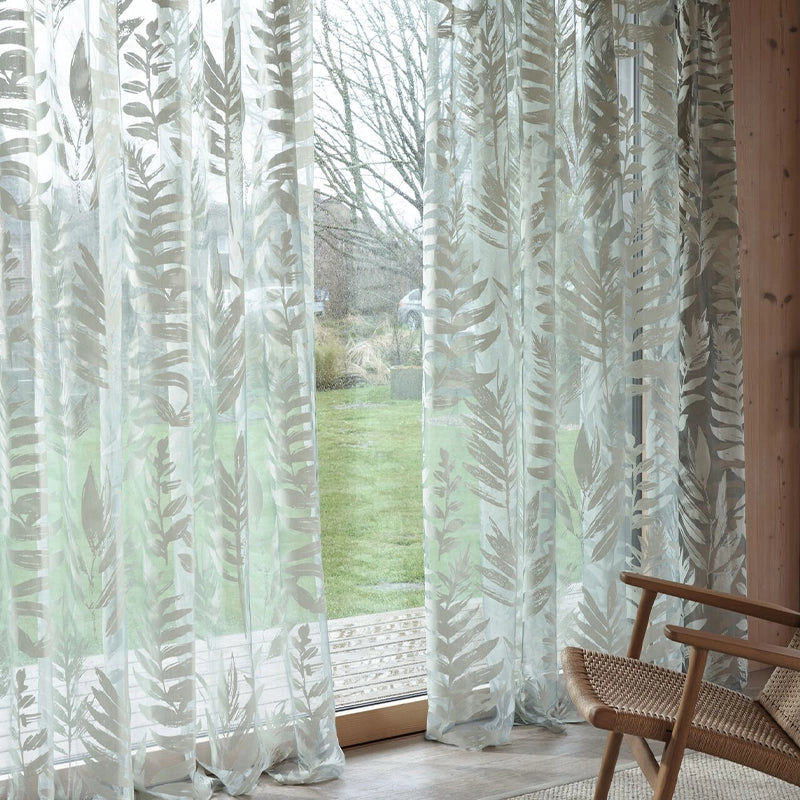 Flying Leaves – moderne Ausbrenner-Gardine nach Maß mit großzügigem Blätter- und Pflanzenmuster in 5 Farben
