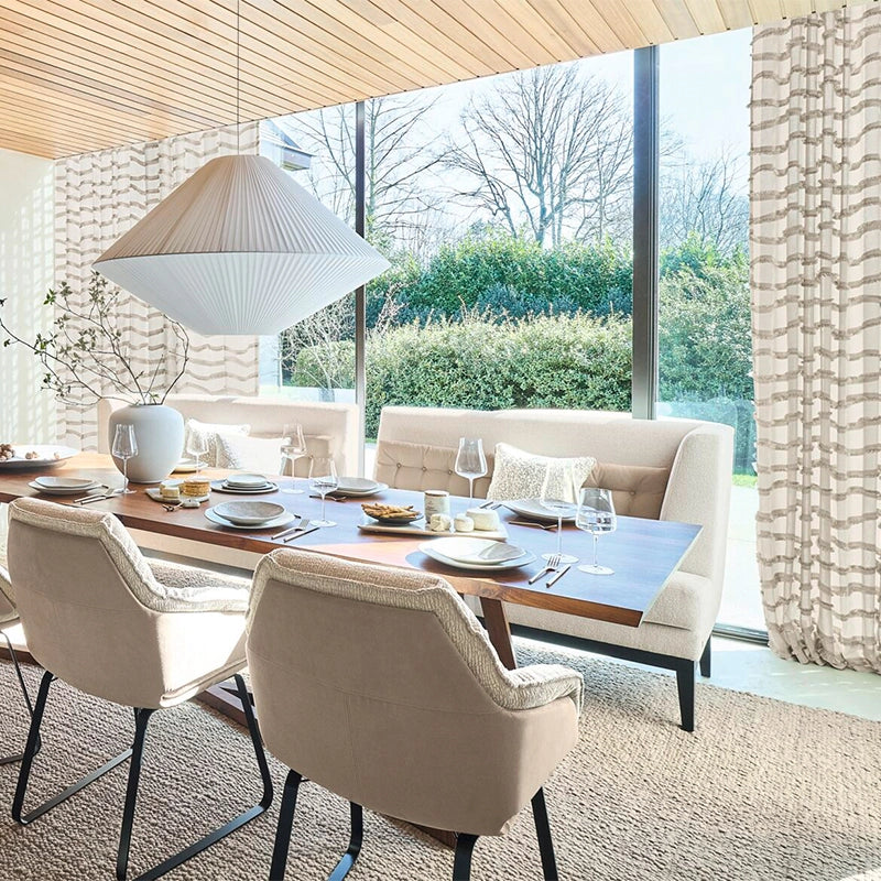 Fringes – halbtransparenter Designvorhang nach Maß mit lebendigem Scherli-Wellenmuster