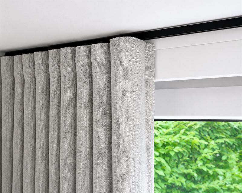 Interstil Pure.1 – moderne 1-/2-läufige quadratische Gardinenschiene 16mm zur Deckenmontage