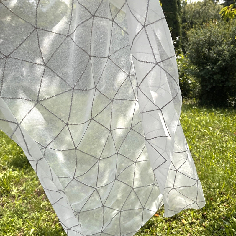 Hannah Net – halbtransparenter Stickerei-Vorhang nach Maß mit grafischem Netzdesign