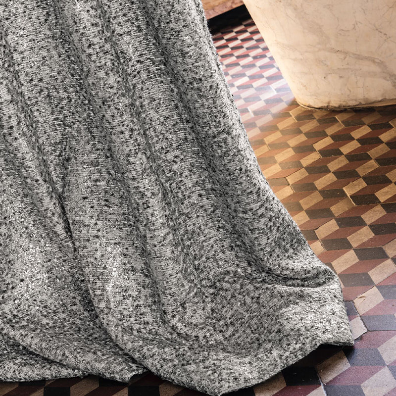 One of a Kind – edler Bouclé Jacquard Vorhang nach Maß Metallic Silber Glanz mit raffiniertem Design