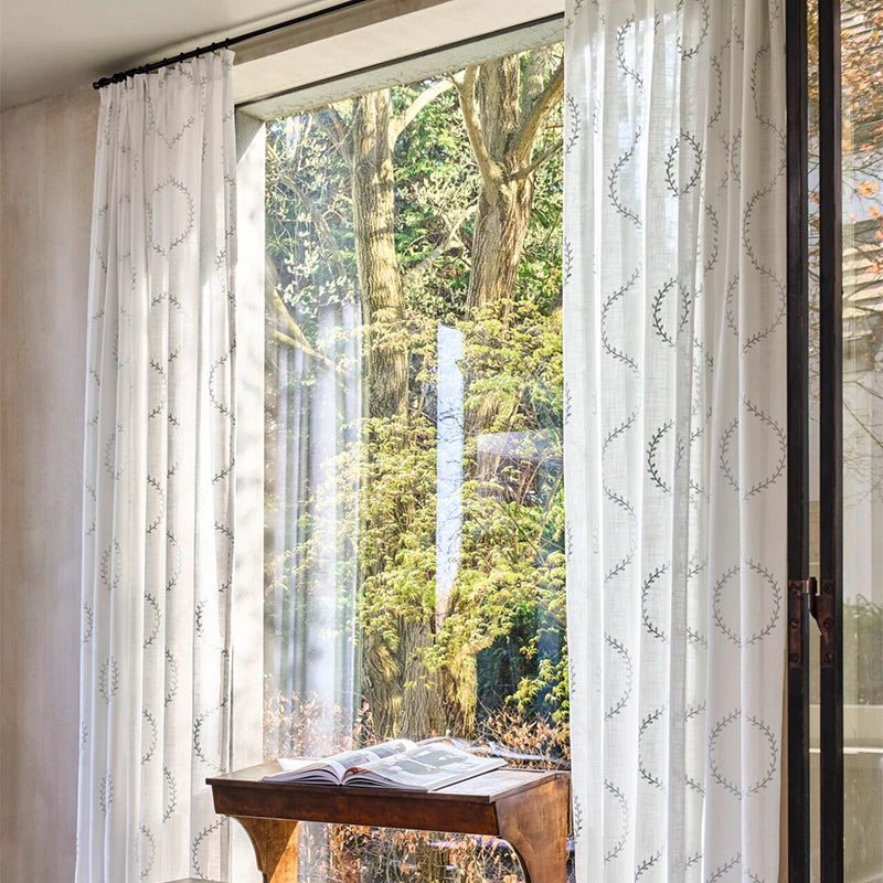 Liana – transparenter Vorhang nach Maß mit Stickerei Rankenmuster in Leinenoptik modernes Landhaus