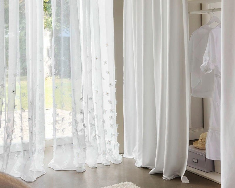 Dancing Daisy – hochwertiger transparenter Kinderzimmer-Vorhang nach Maß mit 3D-Blumen