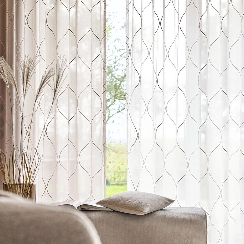Nina Ribbon – halbtransparente Gardine nach Maß mit grafischer Stickerei Muster Landhaus