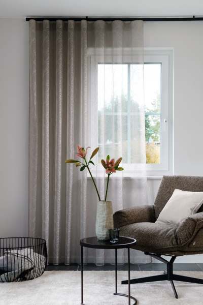 Moderner Vorhang Layout mit ausgefallenem Stickmuster grafisches Design weiß, grau, beige