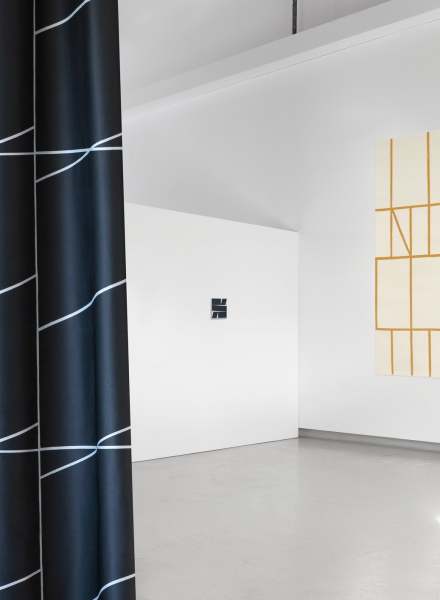 Design Vorhang Untitled_AB3 Abdunkelungsvorhang mit modernem Grafik Muster mattglänzend beige, grau